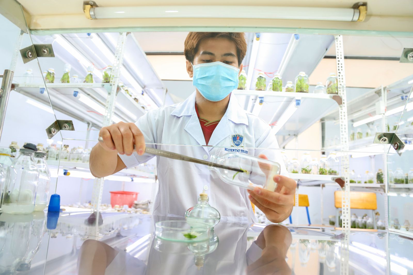 Trong phòng thí nghiệm Công nghệ sinh học. Ảnh: ĐH Nguyễn Tất Thành
