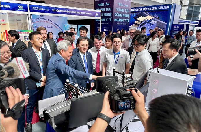 Đại diện Bộ KH&CN đi thăm gian hàng triển lãm mô hình hệ thống giám sát kết cấu xây dựng dựa trên cảm biến quang học tại sự kiện Techconnect & Innovation Vietnam 2024. Ảnh: VKIST
